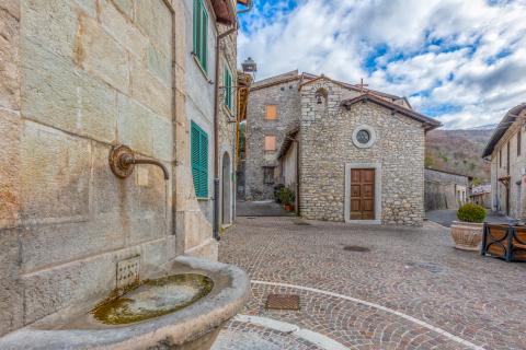 Percile, Chiesa di Sant'Anatolia e la fontana